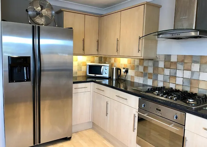 Ab - Top Floor 2 Bed Modern Town Centre Apartment With Parking For One Vehicle