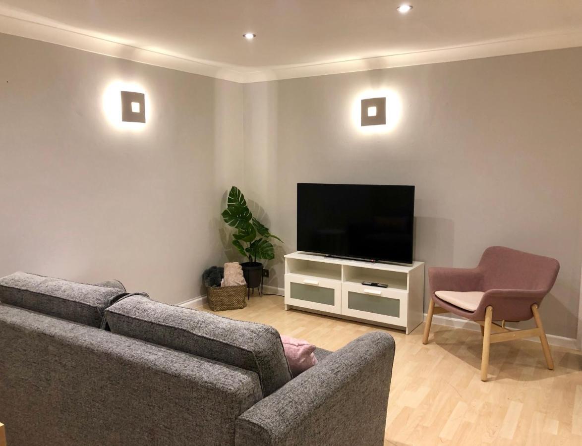 Ab - Floor 2 Bed Modern Town Centre With Parking For One Vehicle *