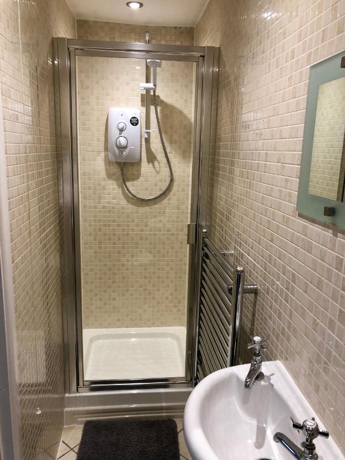 Ab - Floor 2 Bed Modern Town Centre With Parking For One Vehicle *