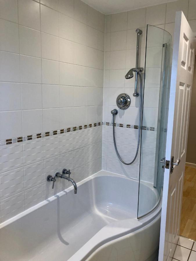 Ab - Floor 2 Bed Modern Town Centre With Parking For One Vehicle Apartment *