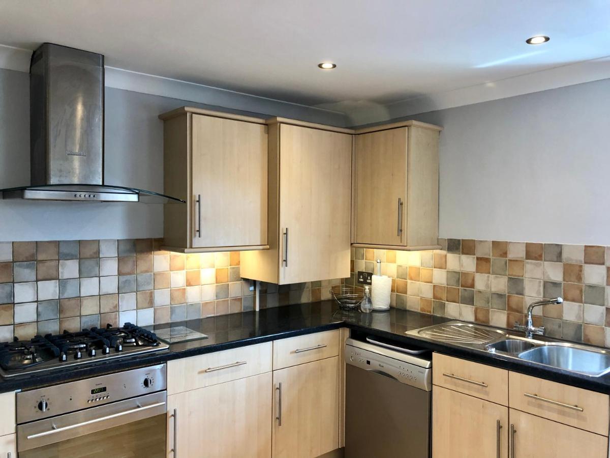 Ab - Floor 2 Bed Modern Town Centre With Parking For One Vehicle Apartment