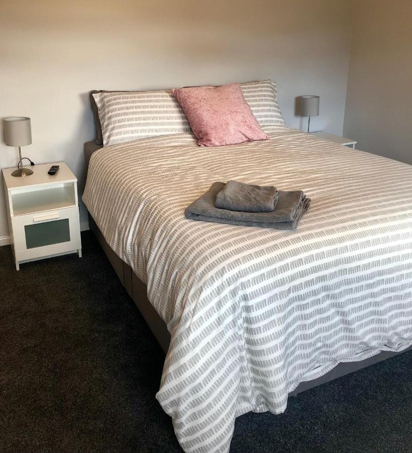 Apartment Ab - Floor 2 Bed Modern Town Centre With Parking For One Vehicle *