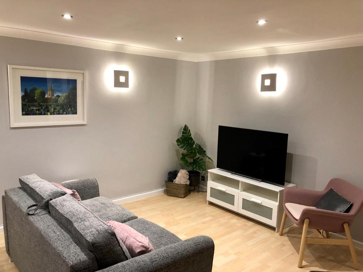 Apartment Ab - Floor 2 Bed Modern Town Centre With Parking For One Vehicle *