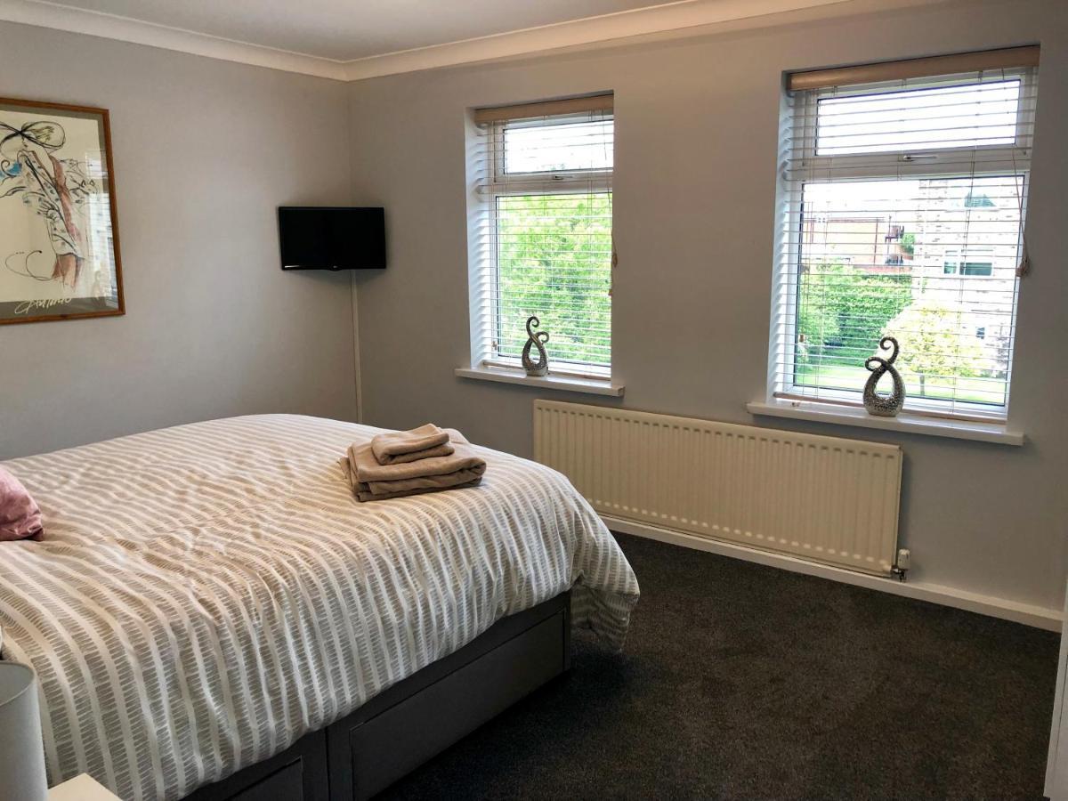 Apartment Ab - Floor 2 Bed Modern Town Centre With Parking For One Vehicle *